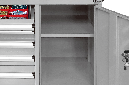 Storage cabinet with shelf
