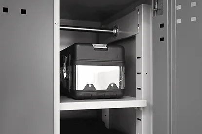 Locker — Adjustable shelf