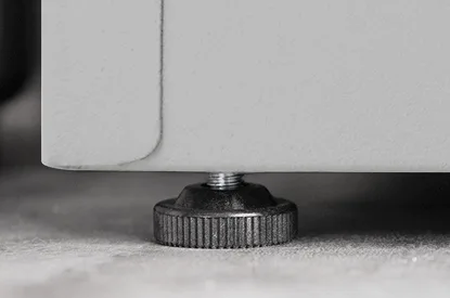 Locker — Leveler screws