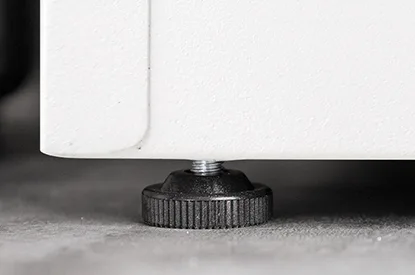 Locker — Leveler screws
